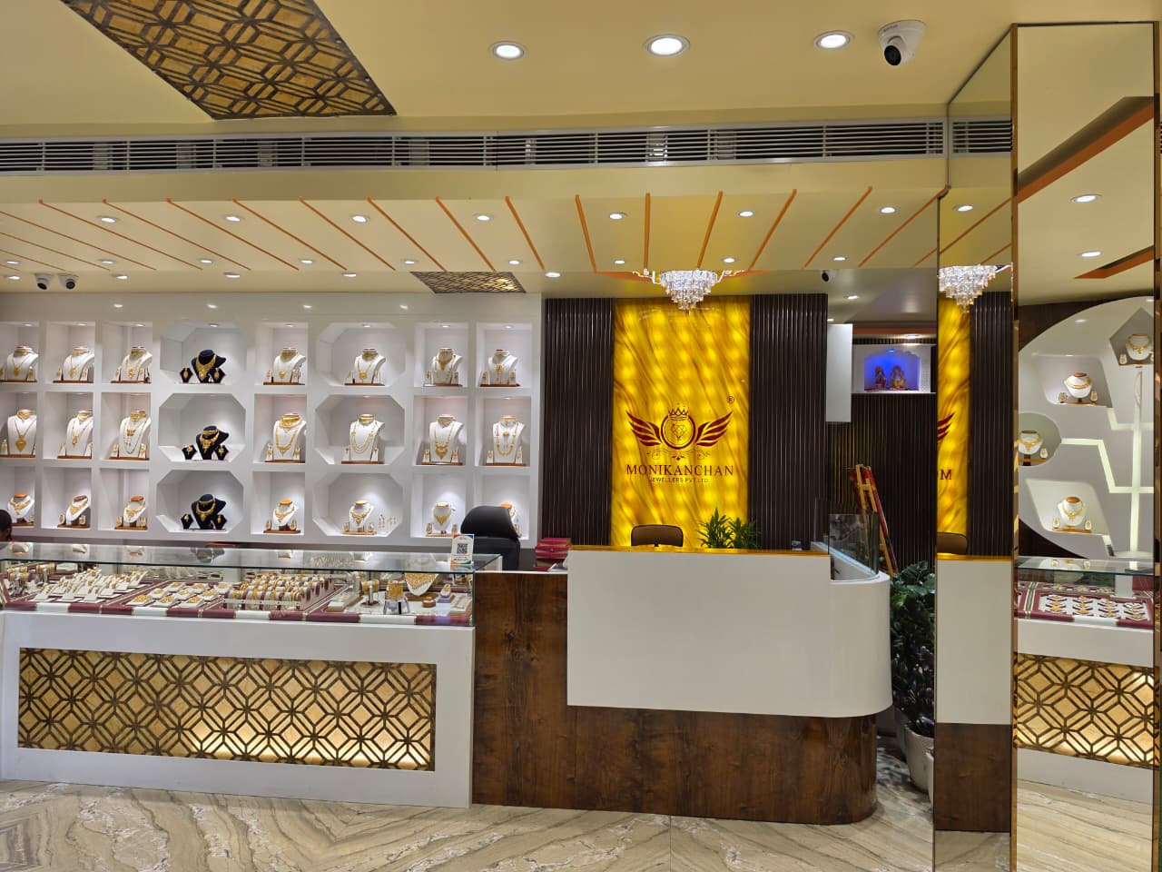 Monikanchan fine jewellery store detail